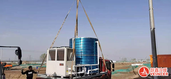 空氣能熱泵一體機被吊裝運輸中