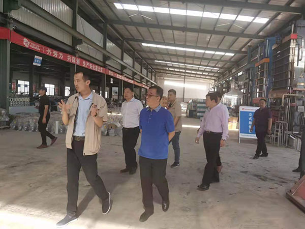 原省工信廳孫廳長(zhǎng)蒞臨躍鑫公司，考察風(fēng)機(jī)盤(pán)管車(chē)間生產(chǎn)情況