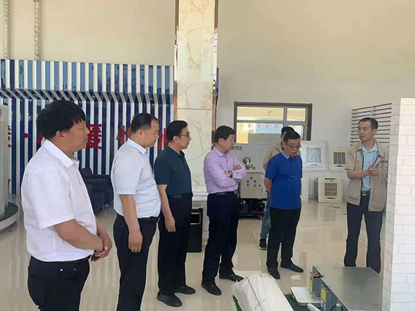 原省工信廳孫廳長(zhǎng)蒞臨躍鑫公司，考察風(fēng)機(jī)盤(pán)管車(chē)間生產(chǎn)情況