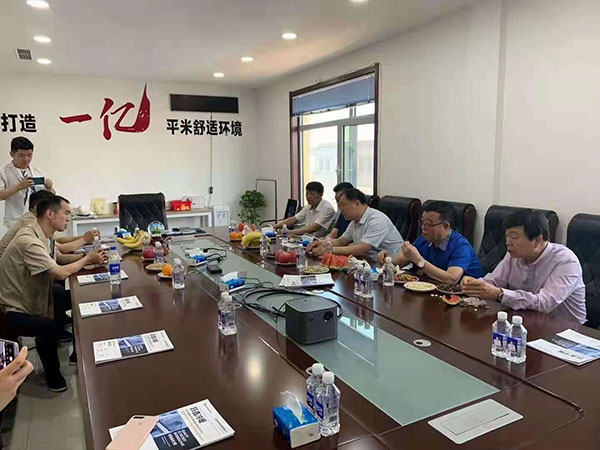 原省工信廳孫廳長(zhǎng)蒞臨躍鑫公司，考察風(fēng)機(jī)盤(pán)管車(chē)間生產(chǎn)情況