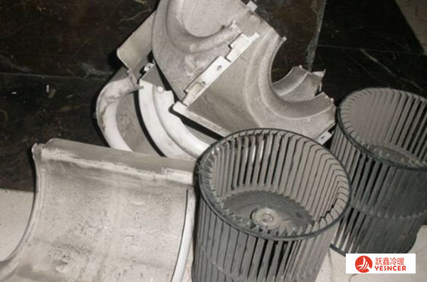 拆卸下來的盤管風輪和吊具濾網