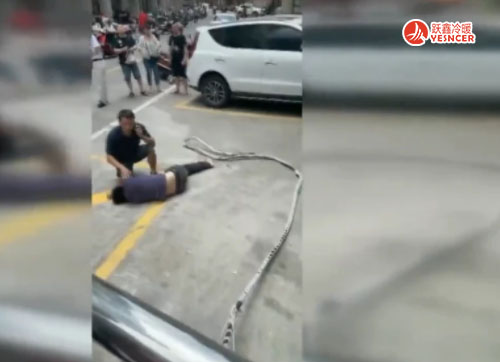 惠安空調(diào)師傅5樓墜地，命大只摔斷手！