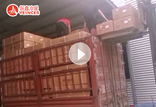 風(fēng)機(jī)盤管裝車，躍鑫員工精神滿滿